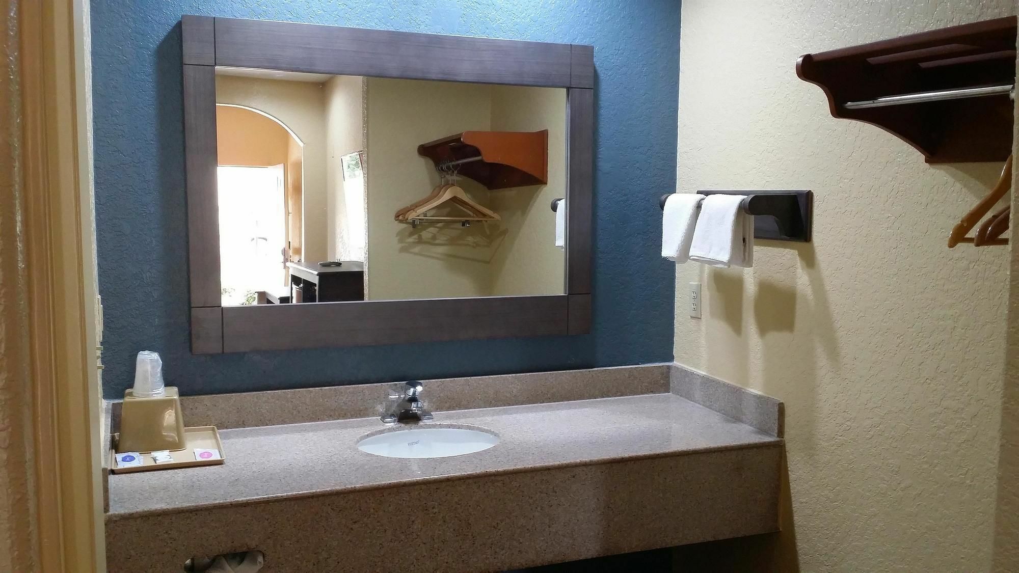 Americas Best Value Inn & Suites Northeast Хюстън Екстериор снимка